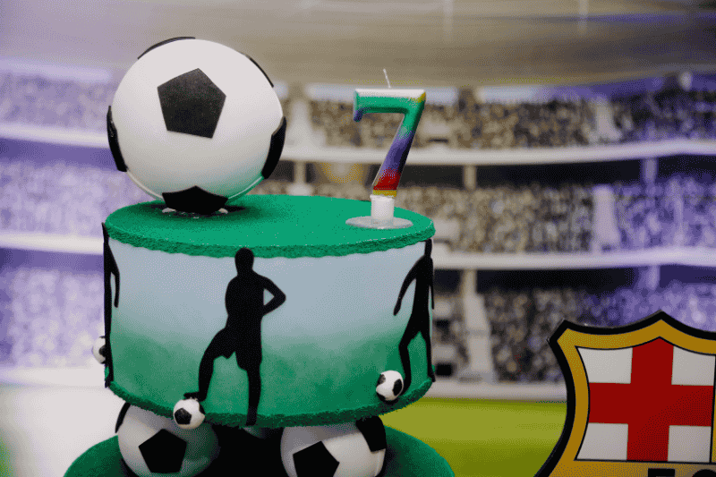 Bolo e decoração de aniversário com tema futebol